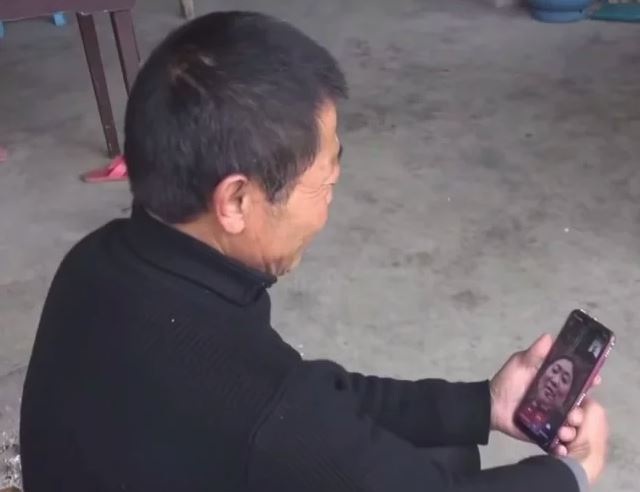 Zhu nói chuyện qua điện thoại với người thân sau 30 năm thất lạc.