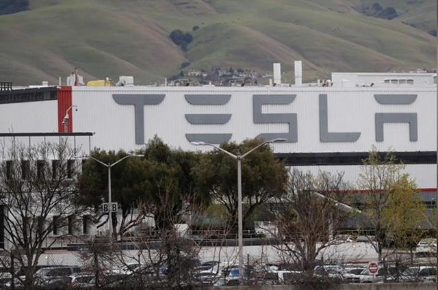  Tesla tạm ngừng sản xuất xe tại Mỹ do Covid-19 - Ảnh 1.