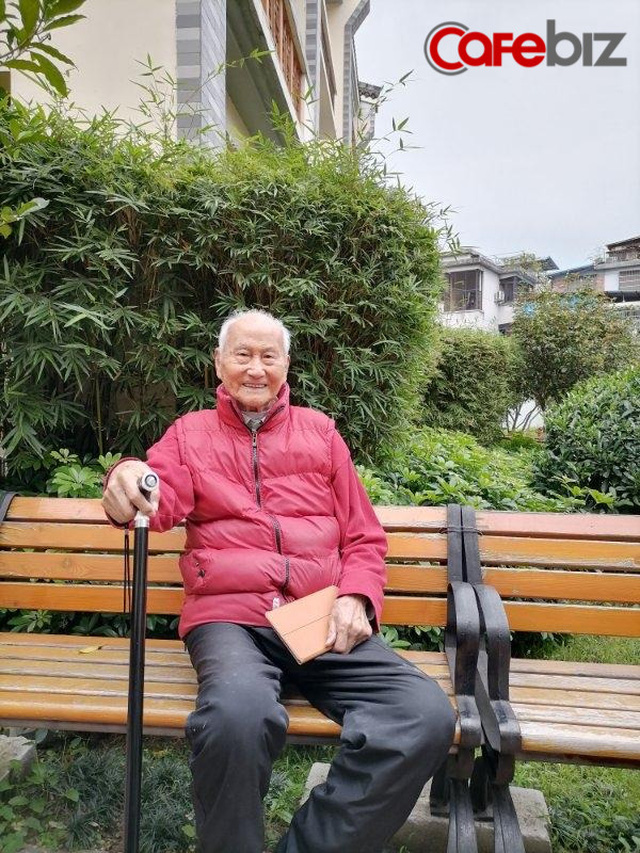 Ông lão 103 tuổi mỗi ngày đều lên mạng học và chia sẻ bí quyết vui vẻ sống lâu của mình là... điện thoại di động - Ảnh 2.