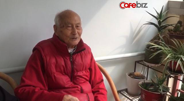 Ông lão 103 tuổi mỗi ngày đều lên mạng học và chia sẻ bí quyết vui vẻ sống lâu của mình là... điện thoại di động - Ảnh 3.