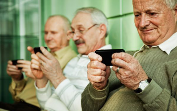 Ông lão 103 tuổi mỗi ngày đều lên mạng học và chia sẻ bí quyết vui vẻ sống lâu của mình là... điện thoại di động - Ảnh 1.