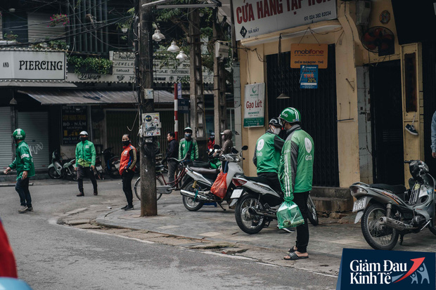 Trái ngược với những con phố vắng ở Hà Nội, lại có một nhịp sống khác hẳn: tại nhiều quán ăn, cảnh người giao đồ ăn - Ảnh 6.