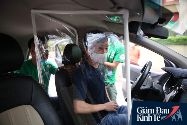 Cận cảnh xe taxi công nghệ lắp vách ngăn bằng tấm nhựa giúp phòng ngừa dịch Covid-19 - Ảnh 1.