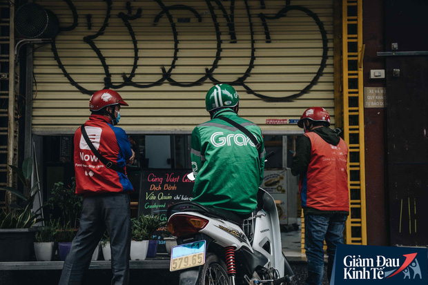 Trái với cảnh đường phố Hà Nội vắng tanh là một cuộc sống khác: ở nhiều hàng quán vẫn tấp nập cảnh shipper đi giao đồ ăn - Ảnh 9.
