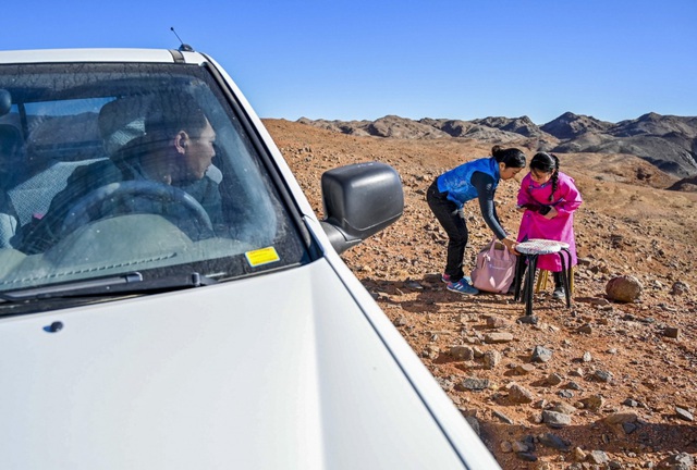  Lái xe đi khắp hoang mạc tìm sóng wifi cho con gái học trực tuyến trong những ngày dịch Covid-19: Vì con, cha mẹ sẽ làm tất cả! - Ảnh 2.