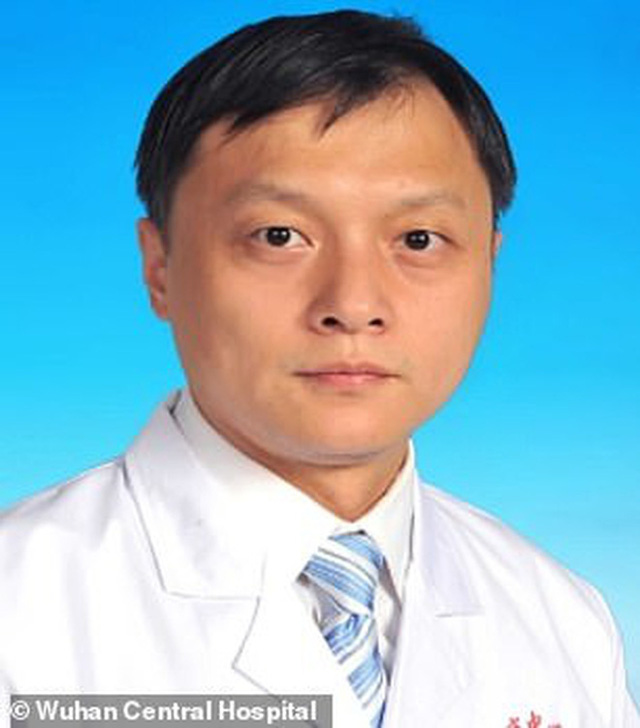 Hai bác sĩ Trung Quốc có làn da bị đổi sang màu nâu sau một thời gian dài chống chọi với Covid-19 - Ảnh 2.