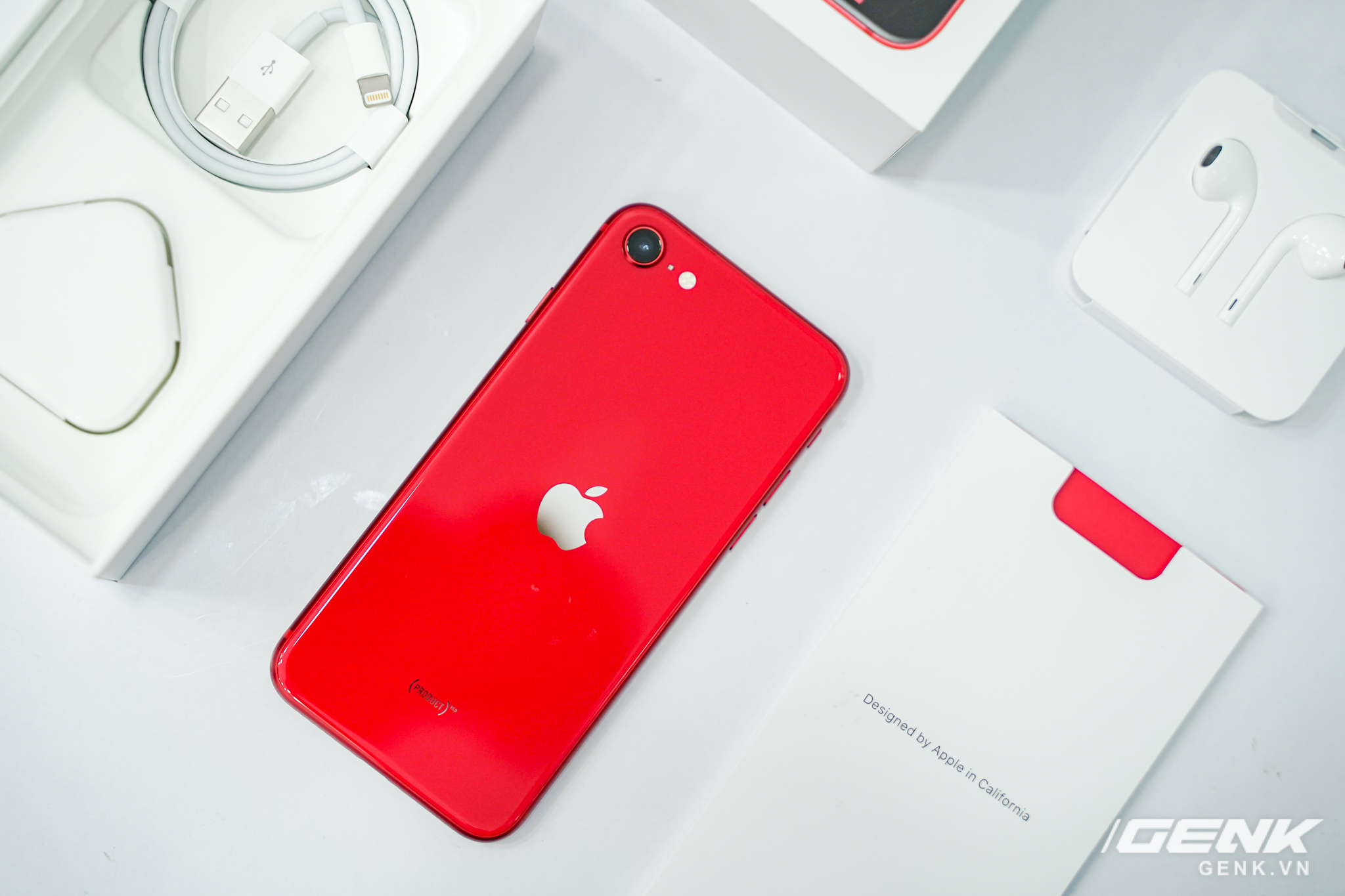 Cận cảnh iPhone SE 2020 đầu tiên tại Việt Nam: Thiết kế giống iPhone 8, giá  từ 12.7 triệu đồng
