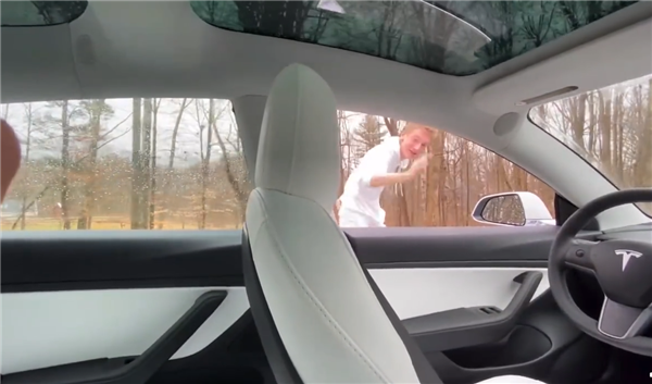  Đây là hậu quả của việc nhảy ra khỏi một chiếc xe Tesla đang trong chế độ tự lái - Ảnh 4.