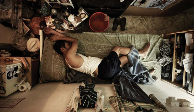 Một người đàn ông co quắp trong không gian chật hẹp của 