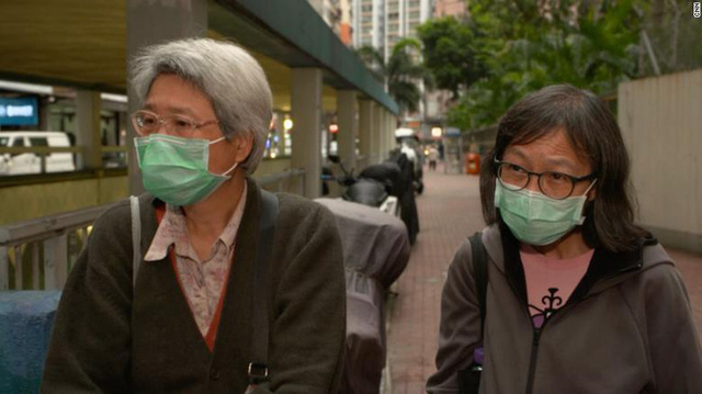 Cheung Lai Hung (trái) và Chan Yuk Kuen (phải) chỉ biết đóng cửa phòng hết xem tivi lại ngủ cho qua ngày giữa đại dịch.