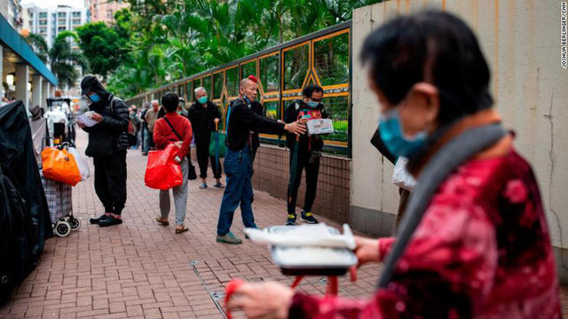 Dòng người chờ nhận bữa ăn từ thiện của Impact HK hôm 7/4.