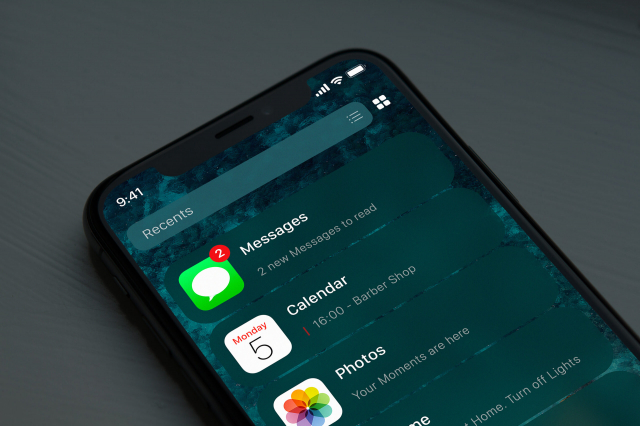 Concept màn hình chính của iOS 14 với giao diện danh sách
