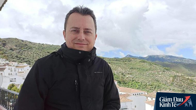 Thị trưởng của thị trấn, ông Santiago Galván.