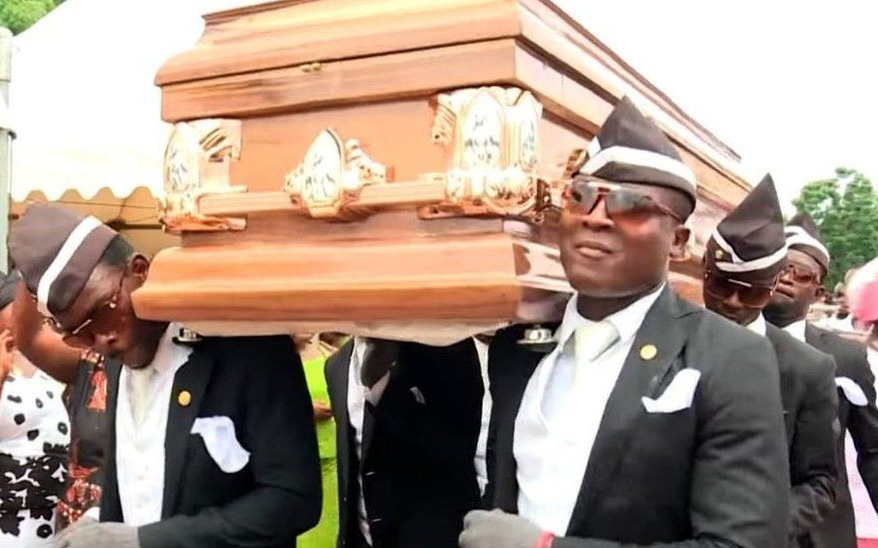 Nhóm khiêng quan tài người Ghana gửi thông điệp cảm ơn tới bác sĩ toàn cầu, không quên dọa dẫm những người không chịu cách ly