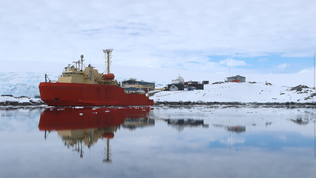 Một chiếc tàu rời cảng ở Nam Cực.