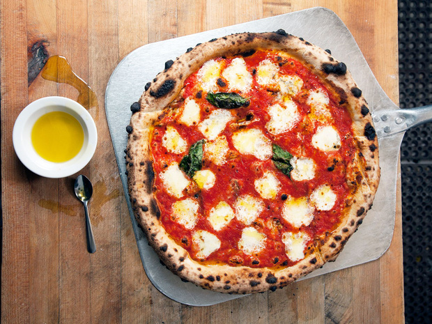 Một chiếc pizza chuẩn classic ở Ý, chỉ có cà chua, pho mát và một số loại gia vị.