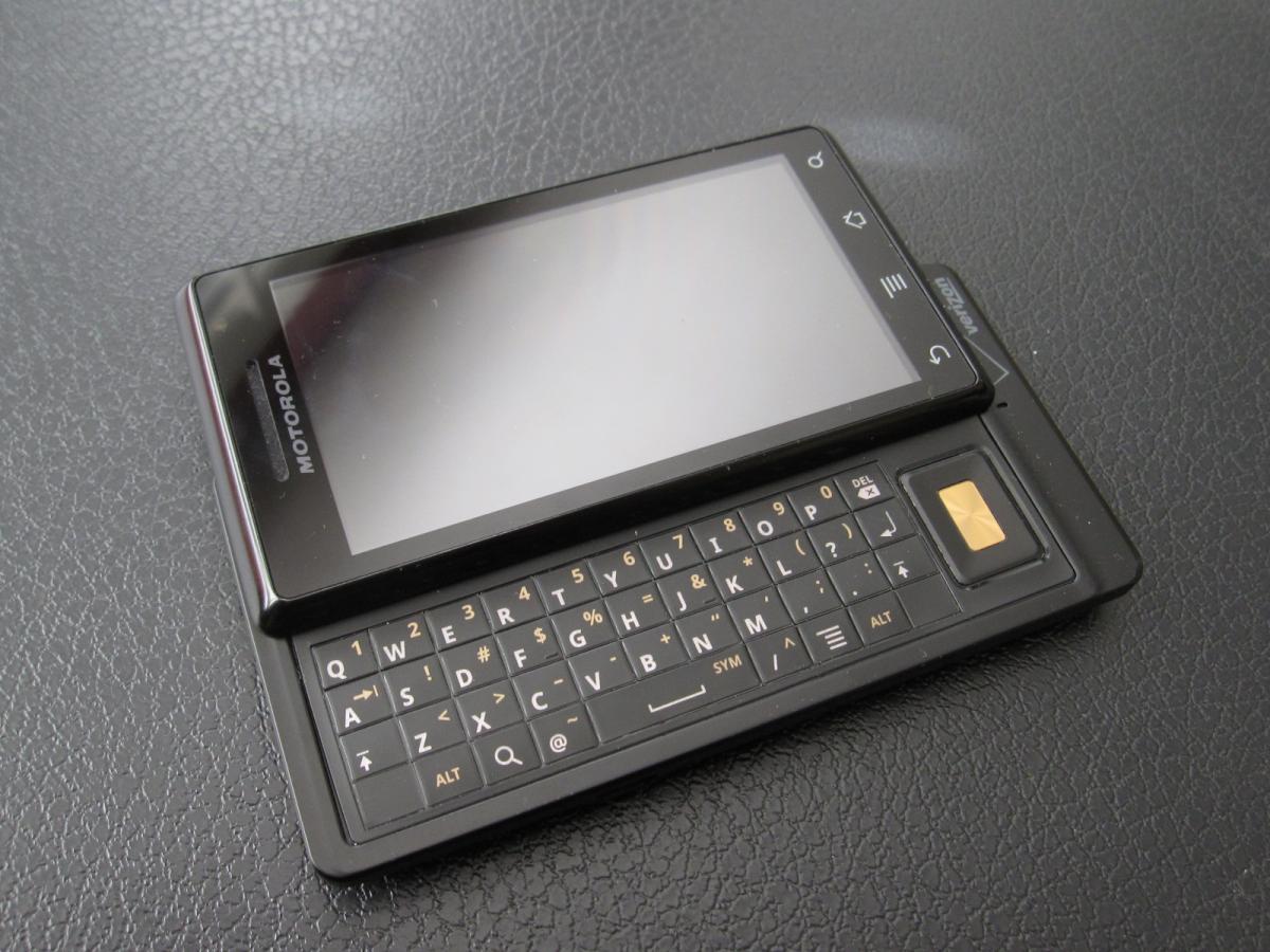 Nhìn lại Motorola Droid: câu chuyện về sự cạnh
tranh giữa các “bạn cũ - Motorola vs. Apple, Verizon vs. AT&T - Ảnh 2. Nhìn lại Motorola Droid: câu chuyện về sự cạnh tranh giữa các
“bạn cũ - Motorola vs. Apple, Verizon vs. AT&T - Ảnh 2.