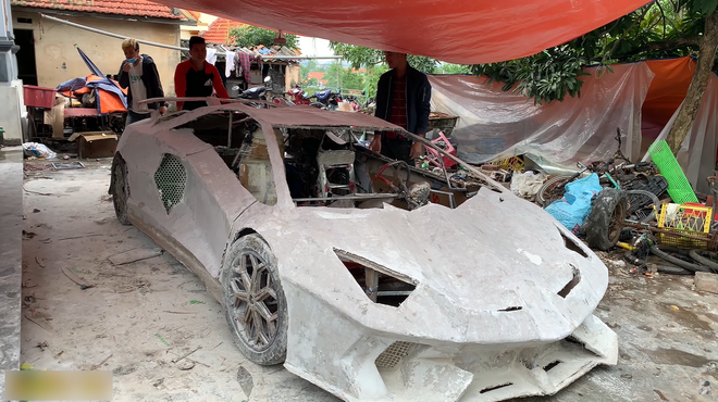 Báo Tây hứng thú khi thấy Youtuber Việt làm siêu xe Ferrari, Bugatti với giá vài triệu đồng - Ảnh 9.