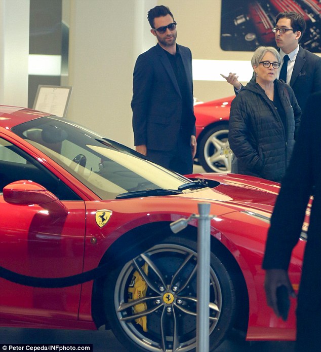 Nhân viên Ferrari bán xe tiền tỷ như thế nào? Họ kiếm được bao nhiêu mỗi năm? - Ảnh 2.