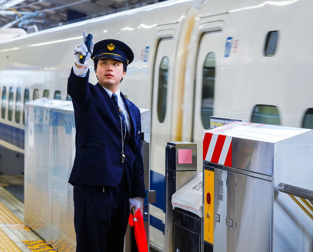  Người lái tàu điện tại Nhật Bản có một thói quen ai nhìn cũng tưởng bất lịch sự, nhưng thực chất mục đích phía sau thì cực kỳ quan trọng  - Ảnh 4.
