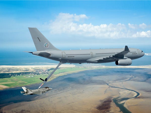 Airbus vượt mặt Boeing, là hãng hàng không đầu tiên trên thế giới có thể bơm xăng tự động khi đang bay - Ảnh 2.