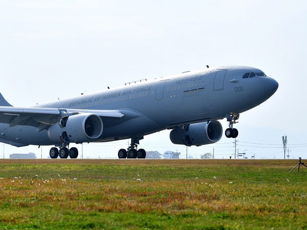 Airbus vượt mặt Boeing, là hãng hàng không đầu tiên trên thế giới có thể bơm xăng tự động khi đang bay - Ảnh 4.