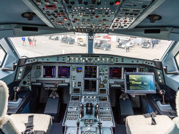 Airbus vượt mặt Boeing, là hãng hàng không đầu tiên trên thế giới có thể bơm xăng tự động khi đang bay - Ảnh 6.