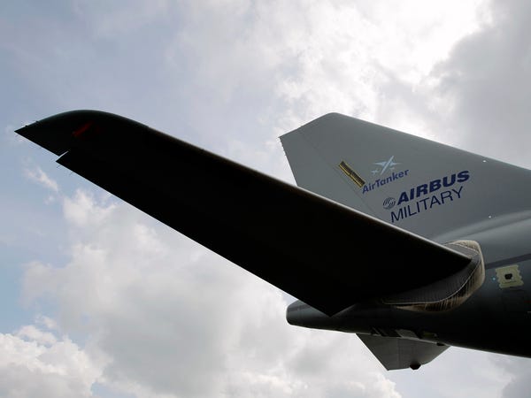 Airbus vượt mặt Boeing, là hãng hàng không đầu tiên trên thế giới có thể bơm xăng tự động khi đang bay - Ảnh 24.