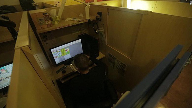 Hình ảnh một gian phòng trong quán cà phê internet