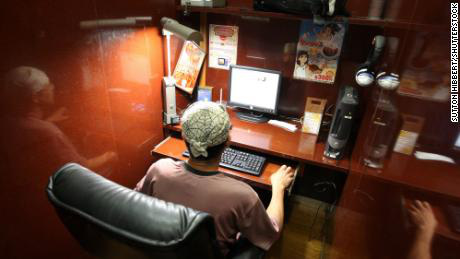 Một người đàn ông trong căn phòng riêng tại cà phê internet (ảnh:CNN)