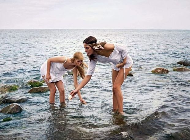 Hình ảnh 2 cô gái chơi đùa trên biển trông rất đỗi bình thường nhưng ẩn sau đó là một bí mật gây choáng váng cho bất kỳ ai - Ảnh 1.