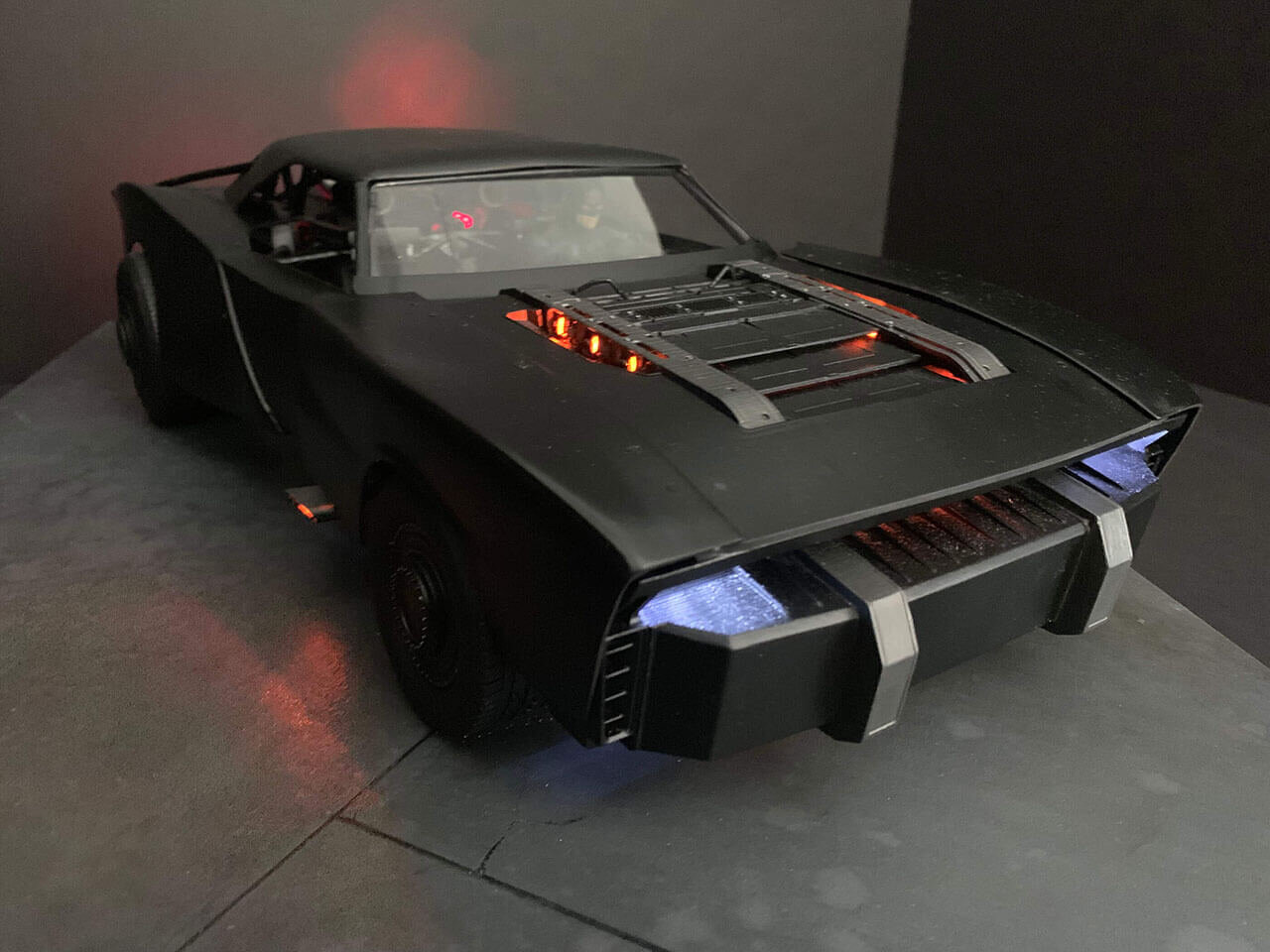 Cận cảnh mô hình đồ chơi xe hơi của Người Dơi được chính designer của The  Batman công bố
