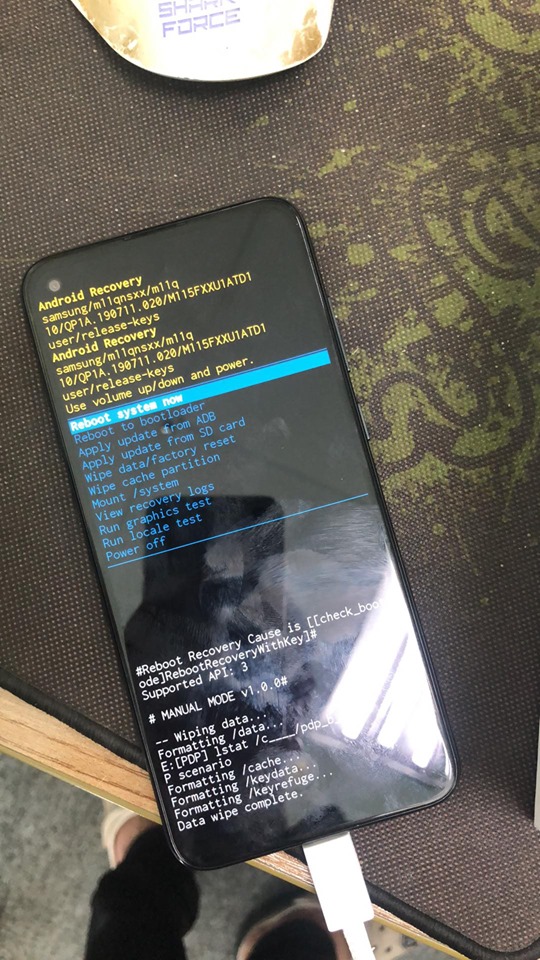 Chúng tôi đã thử cài hình nền này lên chiếc Samsung Galaxy M11, và hậu quả hiện ra ngay trước mắt, thiết bị suýt biến thành cục gạch.