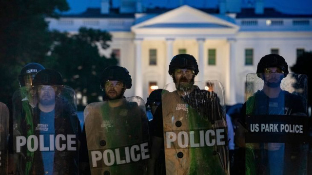 Lực lượng cảnh sát bên ngoài Nhà Trắng.