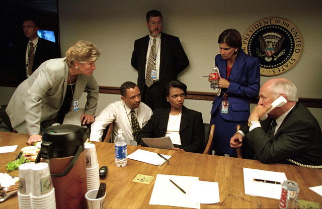 Một số nhân viên Nhà Trắng trong hầm trú ẩn ngày 11/9/2001.