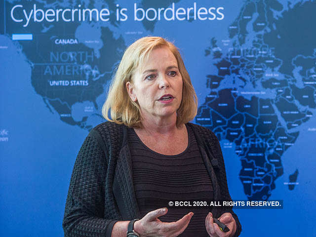 Bà Mary Jo Schrade, Giám đốc Bộ Phận Tội Phạm Công Nghệ Cao thuộc Microsoft Châu Á