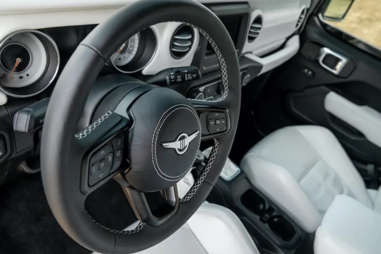 Cùng xem bên trong siêu XUV giá 295.000 USD với hệ thống nhìn đêm, giáp chống đạn và màn khói - Ảnh 4. Cùng xem bên trong siêu XUV giá 295.000 USD với hệ thống nhìn đêm, giáp chống đạn và màn khói - Ảnh 4.