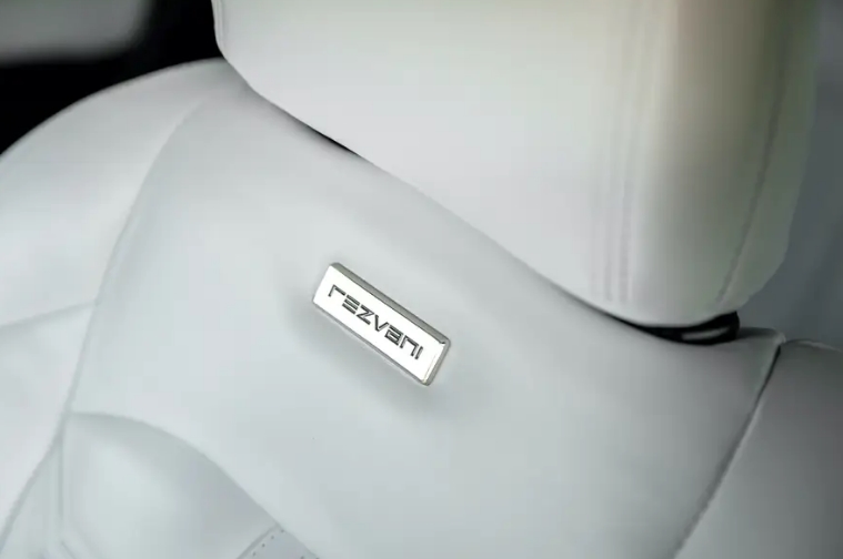 Cùng xem bên trong siêu XUV giá 295.000 USD với hệ thống nhìn đêm, giáp chống đạn và màn khói - Ảnh 5. Cùng xem bên trong siêu XUV giá 295.000 USD với hệ thống nhìn đêm, giáp chống đạn và màn khói - Ảnh 5.
