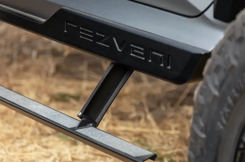 Cùng xem bên trong siêu XUV giá 295.000 USD với hệ thống nhìn đêm, giáp chống đạn và màn khói - Ảnh 15. Cùng xem bên trong siêu XUV giá 295.000 USD với hệ thống nhìn đêm, giáp chống đạn và màn khói - Ảnh 15.