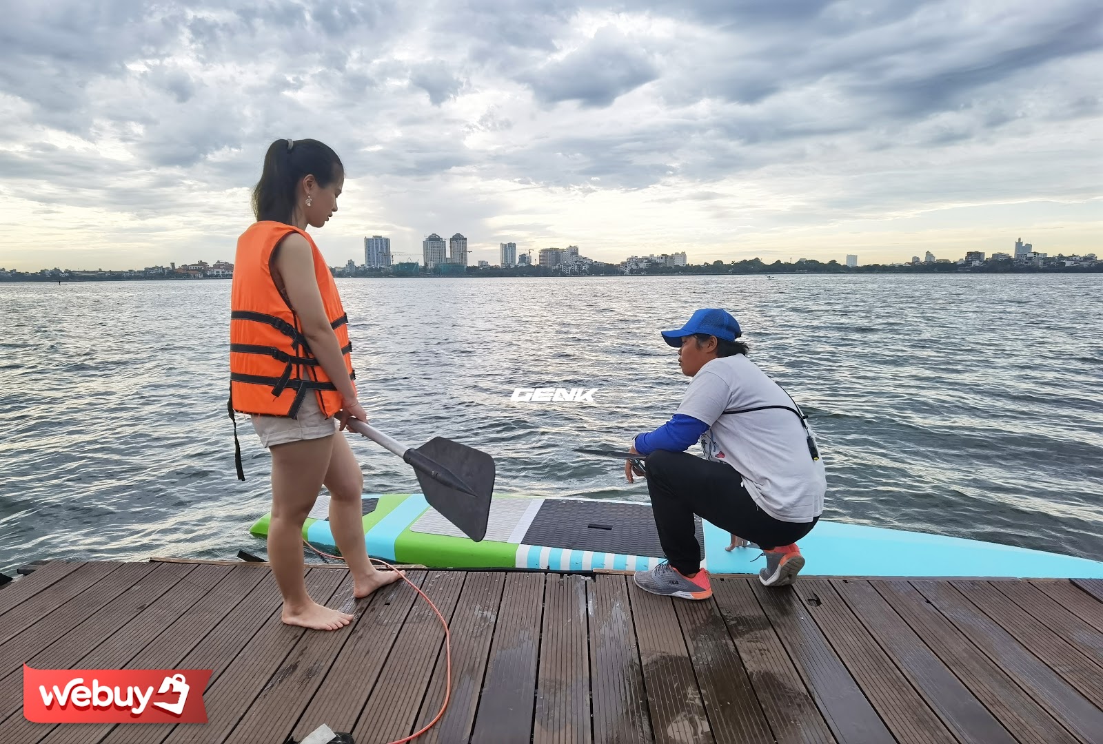 Trải nghiệm chèo thuyền SUP - nhún nhảy mặt nước Hồ Tây giữa ngày Hà Nội 39 độ - Ảnh 6. Trải nghiệm chèo thuyền SUP - nhún nhảy mặt nước Hồ Tây giữa ngày Hà Nội 39 độ - Ảnh 6.