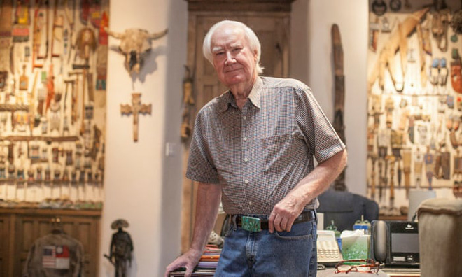 Forrest Fenn, nhà sưu tầm cổ vật đã tự chôn giấu kho báu của mình để thách đố mọi người.