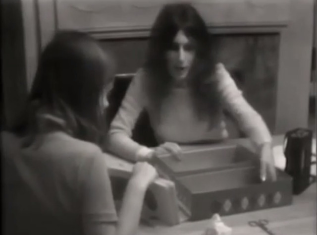 Mặc dù những tiến bộ của Genie là rất lớn, nhưng thực sự cô bé vẫn không thể giao tiếp được một các đầy đủ như bình thường. Cô bé có thể nhận biết được từ vựng nhưng không thể sắp xếp chúng theo đúng với ngữ pháp thông thường.