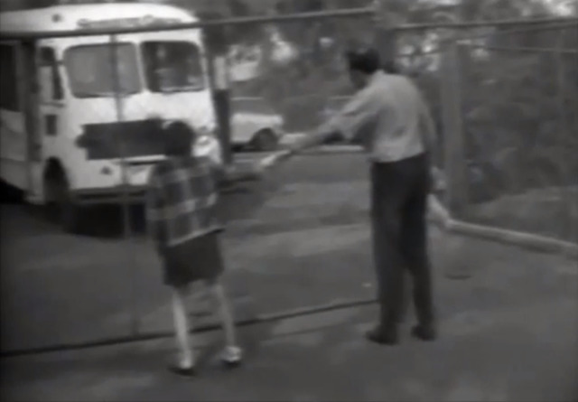 Ban đầu, Genie không có những thay đổi gì so với những nỗ lực và tình cảm của Kent. Rồi một ngày nọ, Genie đã cau mày và kéo tay của ông khi ông cố gắng rời đi. Cô bé không muốn cho Kent rời khỏi mình.