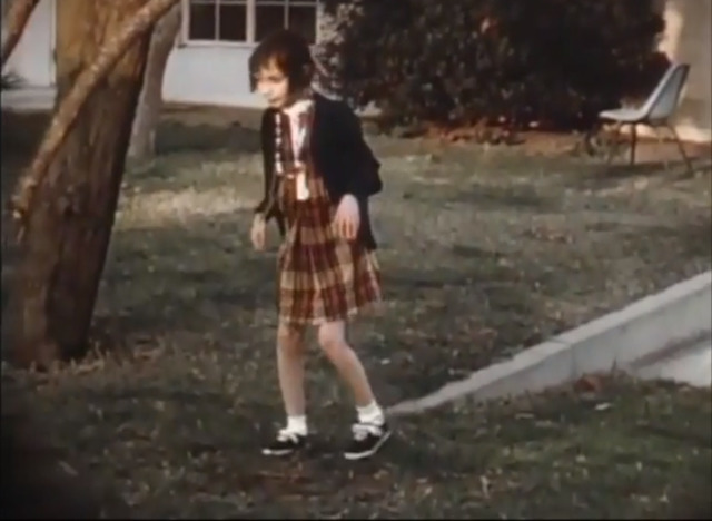 Genie có một thói quen rất kì lạ đó là đi bộ với hình dáng như một chú thỏ, liên tục nhổ nước bọt và tự vụt vào mình, nhưng cô bé lại không hề nói hay làm ồn. Curtiss cho rằng rất có thể trước đó cô bé đã bị cha mẹ của mình đánh đập vì đã gây ra những sự ồn ào.