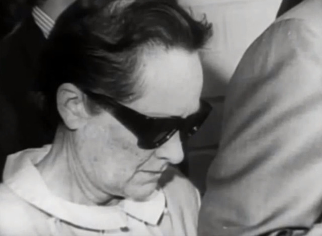 Mẹ của Genie là một phụ nữ lớn tuổi khiếm thị và tự nhận mình cũng là nạn nhân. Bà đổ lỗi cho cha của Genie vì đã lạm dụng cô bé. Khi Genie vẫn còn là một đứa bé, cha của cô bé đã cho rằng Genie bị