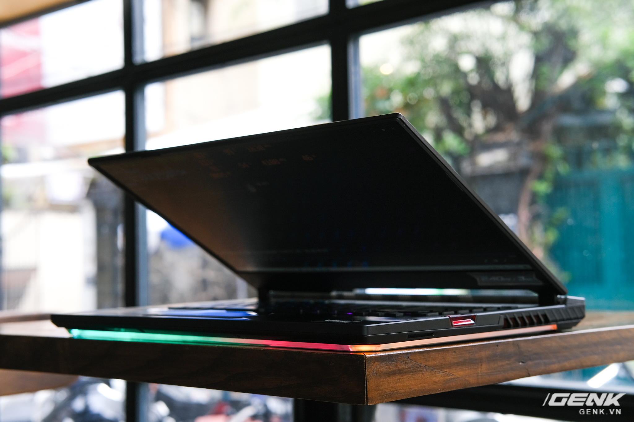 Cận cảnh laptop chiến game hàng khủng ROG Strix SCAR 15 (2020): Thiết kế không đổi, nâng cấp cấu hình với Core i7 Gen 10, RTX 2060 115W, giá căng gần 48 triệu - Ảnh 2. Cận cảnh laptop chiến game hàng khủng ROG Strix SCAR 15 (2020): Thiết kế không đổi, nâng cấp cấu hình với Core i7 Gen 10, RTX 2060 115W, giá căng gần 48 triệu - Ảnh 2.