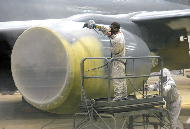 Những lý do nào khiến việc sơn một chiếc máy bay cũng có thể tốn đến 7 tỉ đồng và mất nửa tháng mới hoàn thành xong được? - Ảnh 1.