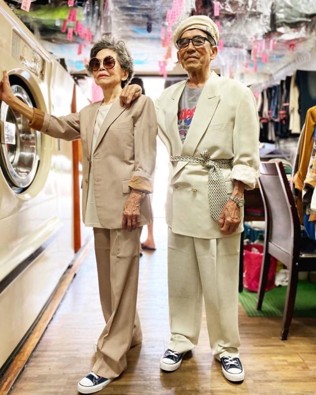 Thời trang không màng tuổi tác: Cặp vợ chồng giá người Hàn Quốc diện những bộ quần áo khách hàng để quên tại cửa hàng giặt là của họ - Ảnh 2.