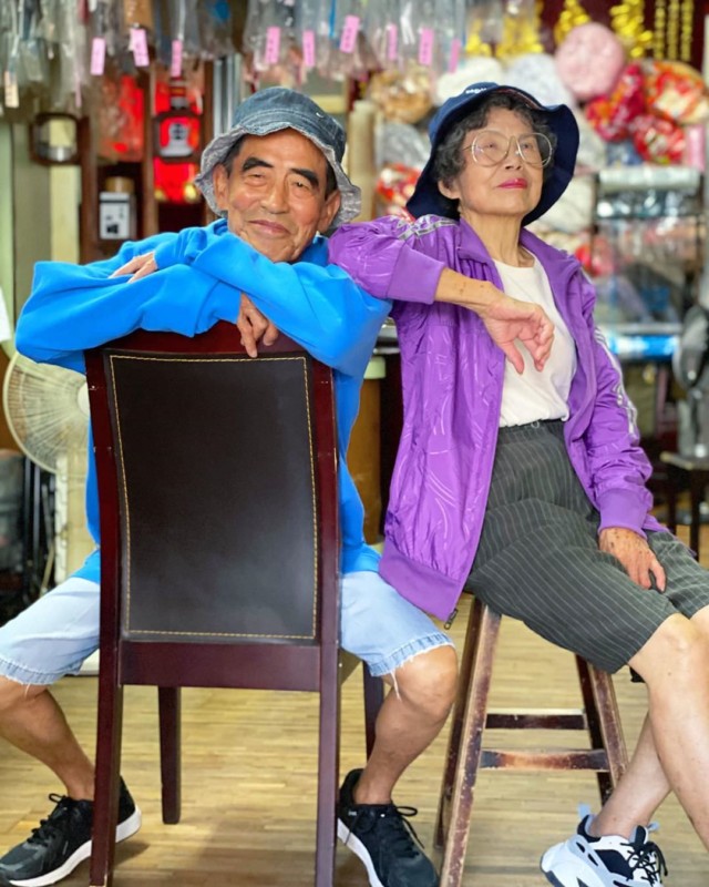 Thời trang không màng tuổi tác: Cặp vợ chồng giá người Hàn Quốc diện những bộ quần áo khách hàng để quên tại cửa hàng giặt là của họ - Ảnh 10.
