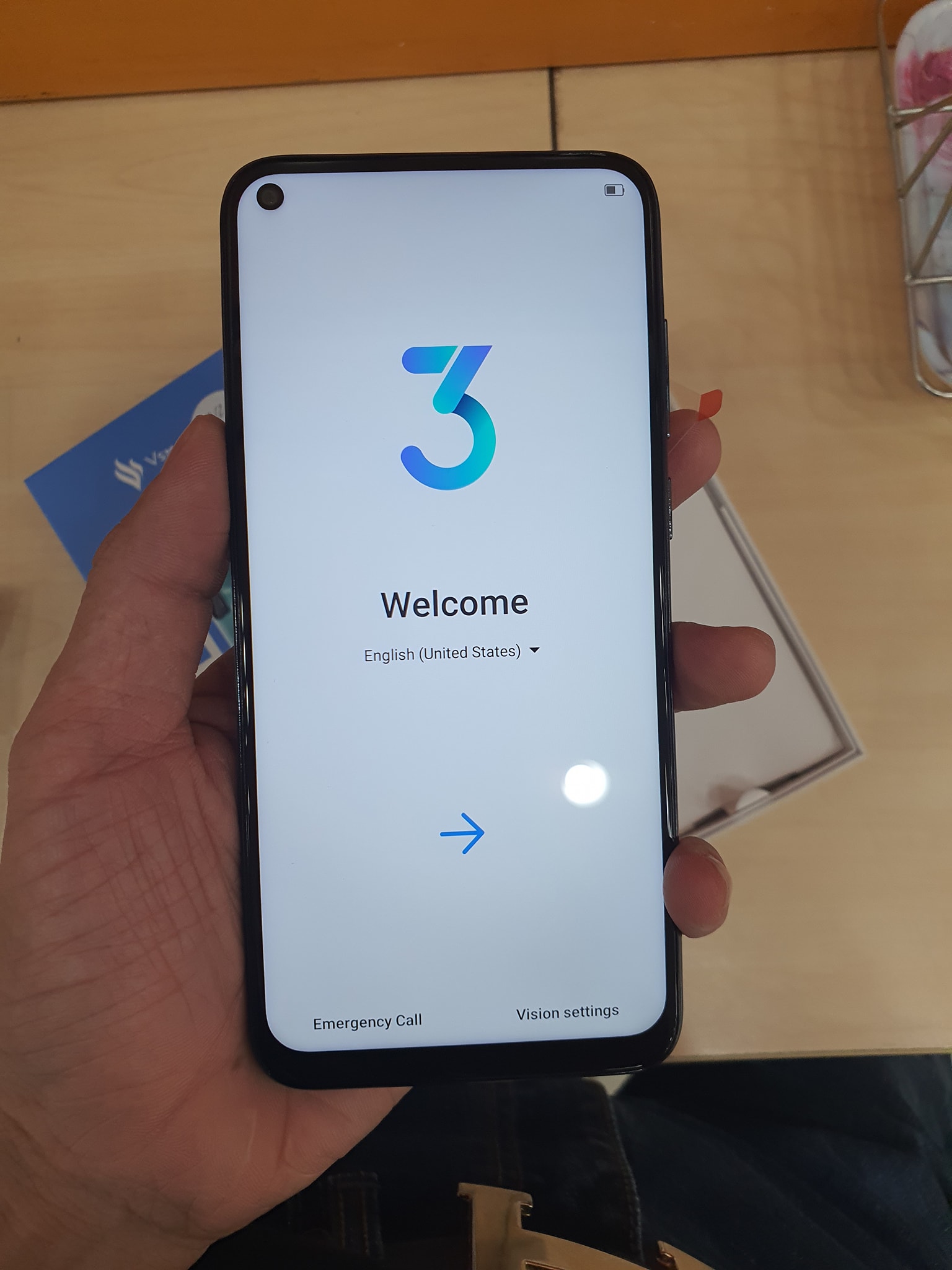 Vsmart Live 4 rò rỉ toàn bộ: Snapdragon 675, pin 5000mAh, 4 camera, màn hình đục lỗ - Ảnh 2. Vsmart Live 4 rò rỉ toàn bộ: Snapdragon 675, pin 5000mAh, 4 camera, màn hình đục lỗ - Ảnh 2.